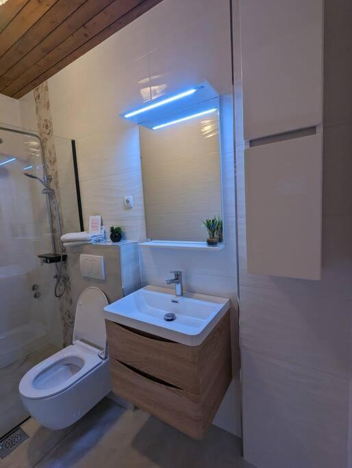 Zeezicht Appartement 50M From Beach Srima Exterior photo