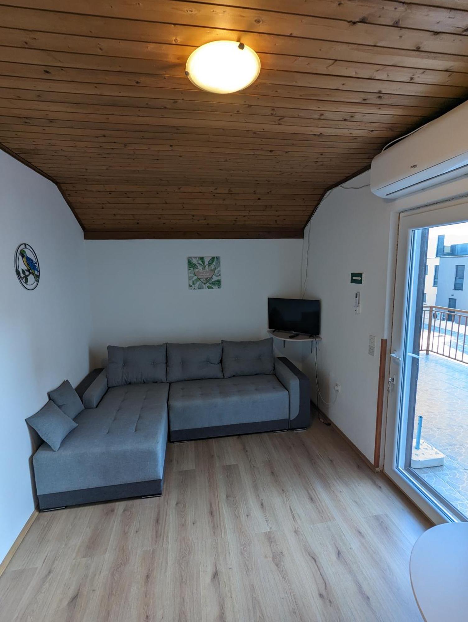 Zeezicht Appartement 50M From Beach Srima Exterior photo